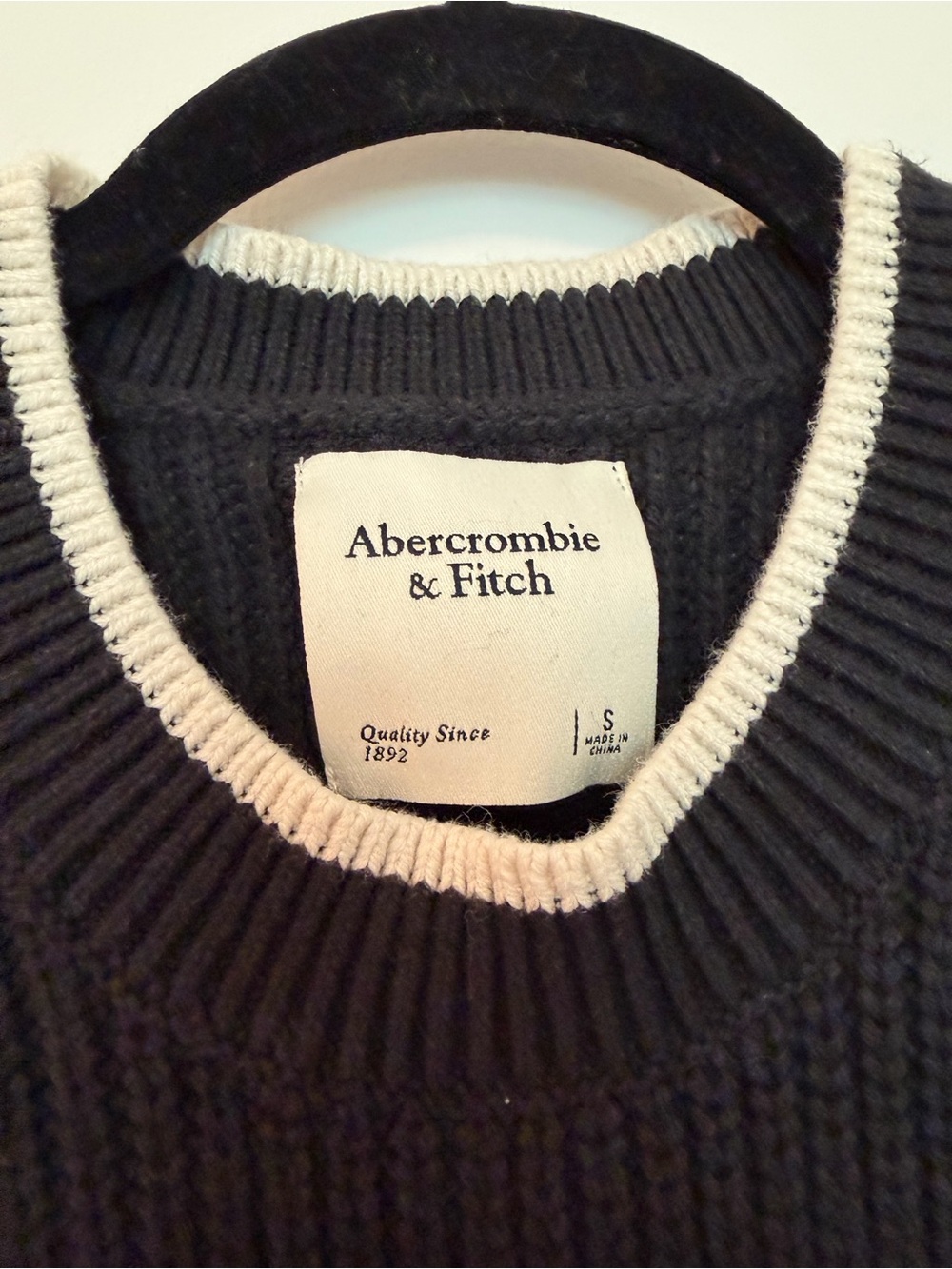 Abercrombie & Fitch Women’s Black Knit Sleeveless Sweater Vest - Picture 2 of 4